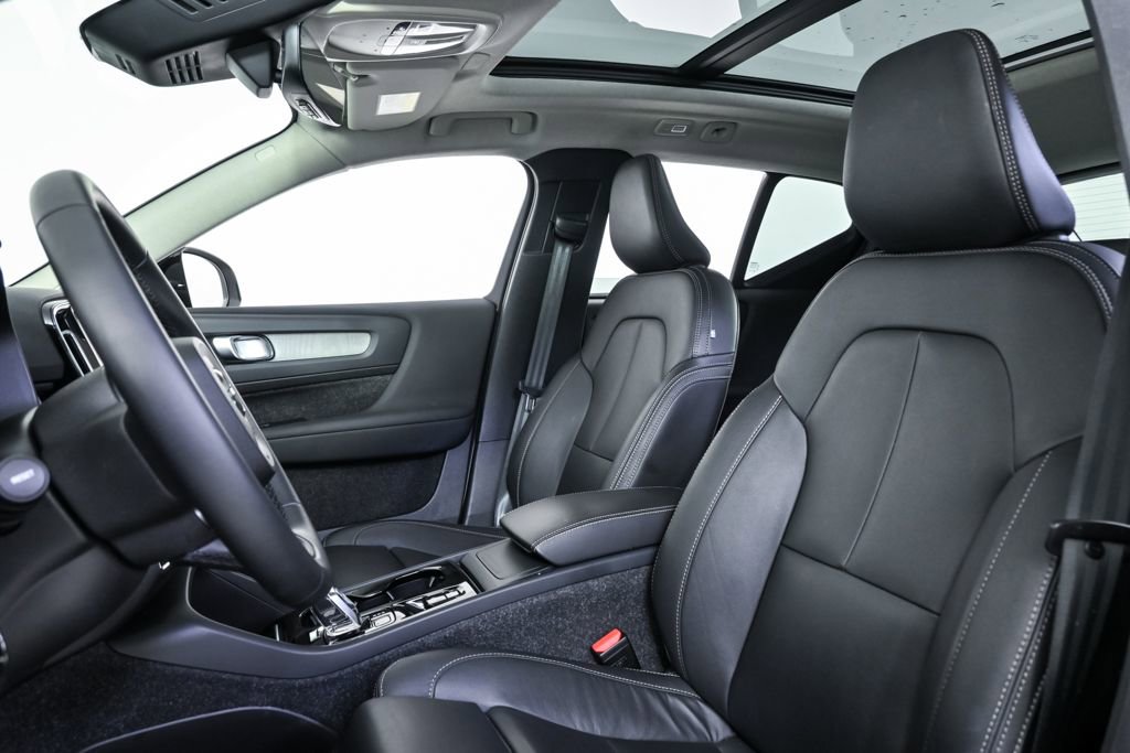Certified 2025 Volvo XC40 B5 Plus image 7