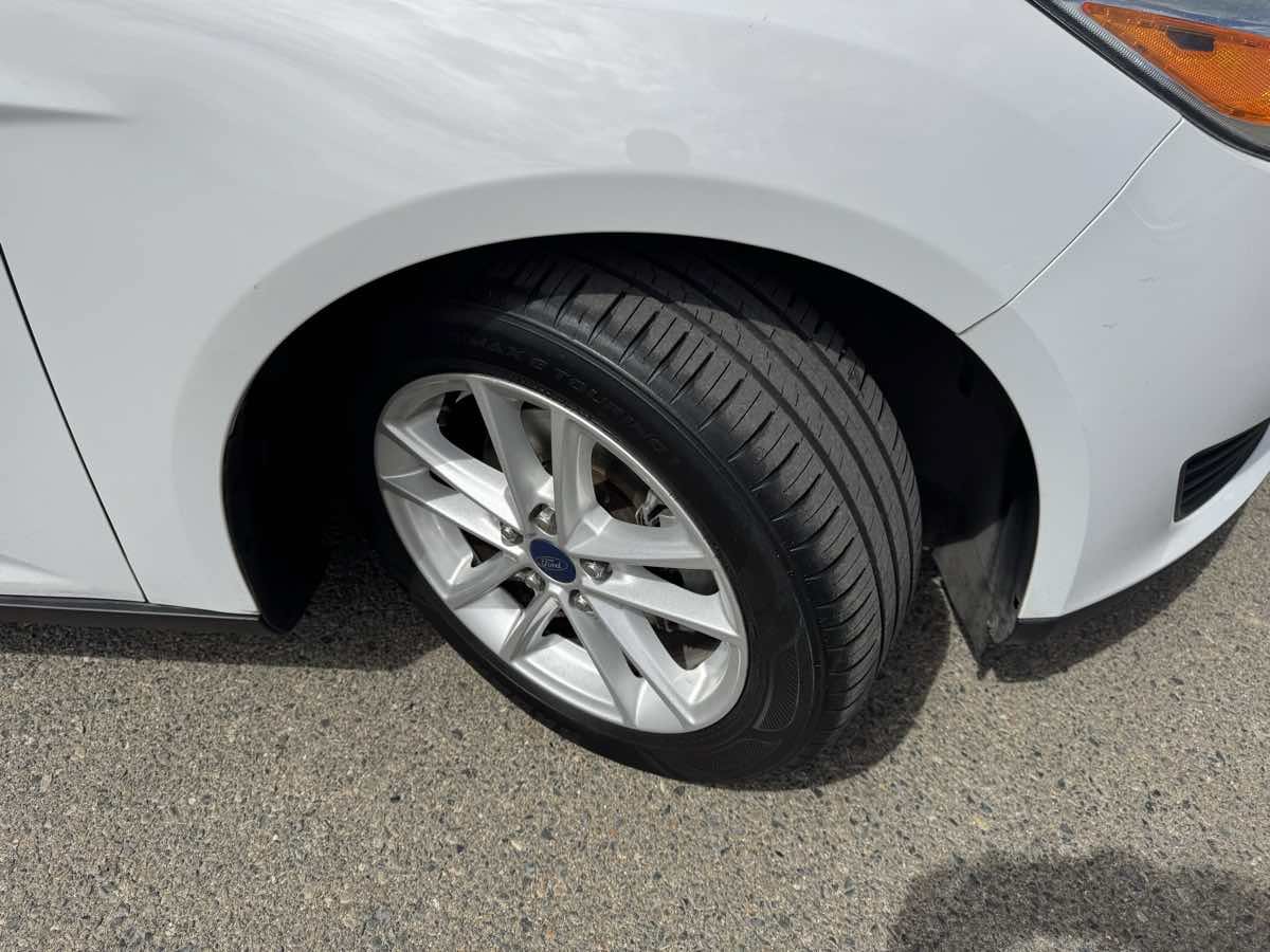 Used 2015 Ford Focus SE FWD image 40