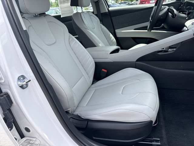 Certified 2025 Hyundai Elantra Limited FWD image 13