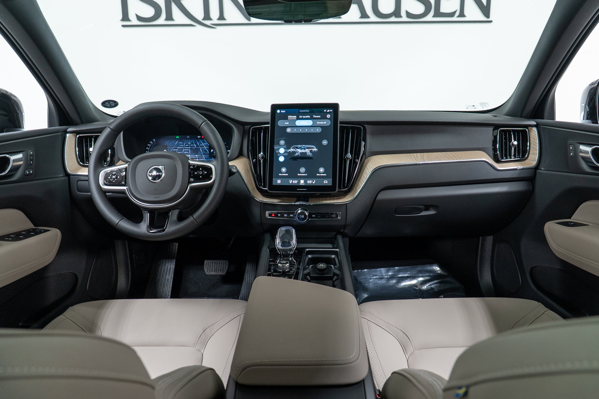 New 2026 Volvo XC60 T8 Plus w/ Protection Package Premier image 15