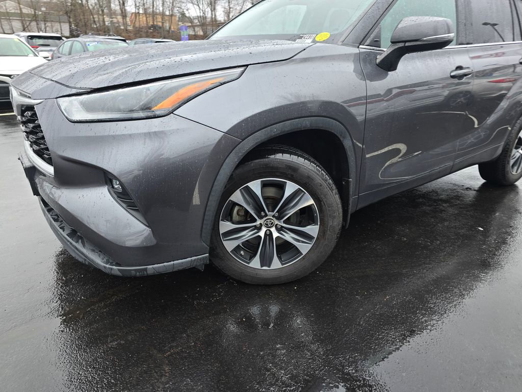 Used 2022 Toyota Highlander XLE AWD/4WD image 2