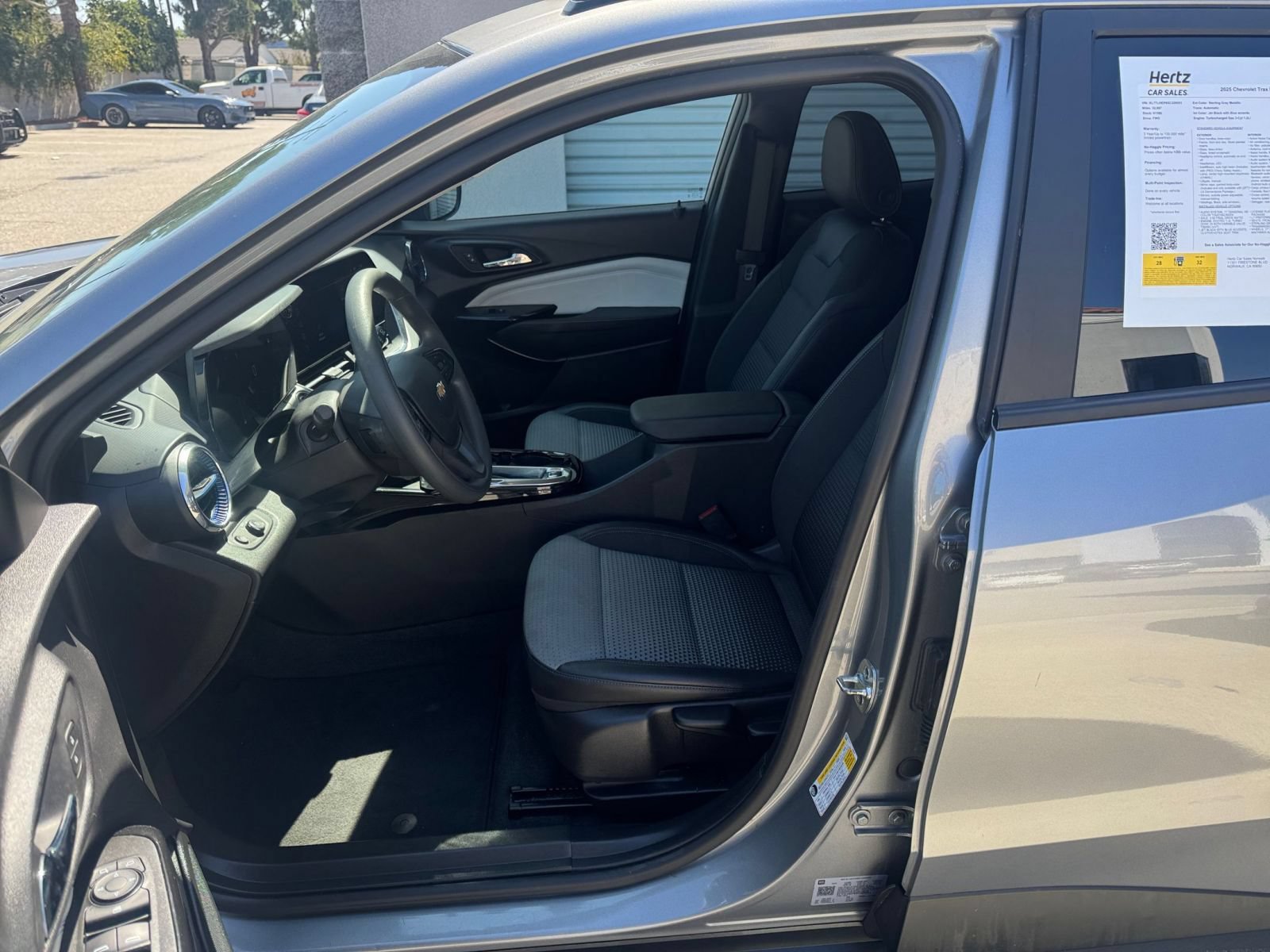 Used 2025 Chevrolet Trax LT FWD image 26
