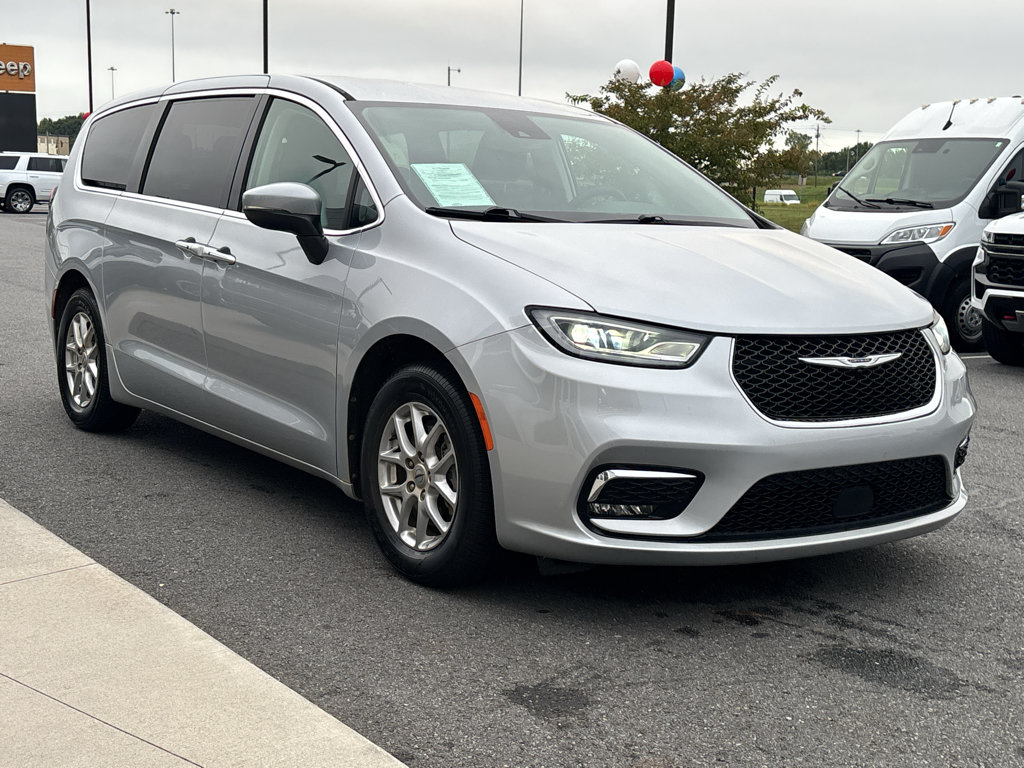 Used 2023 Chrysler Pacifica Touring-L FWD image 4