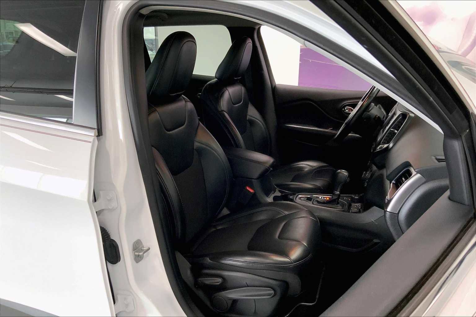 Used 2019 Jeep Cherokee Latitude Plus w/ Cold Weather Group image 12