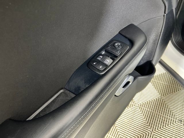 Used 2015 Dodge Challenger SXT image 12