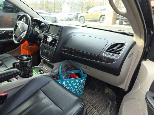 Used 2015 Chrysler Town & Country Touring-L w/ Driver Convenience Group image 6