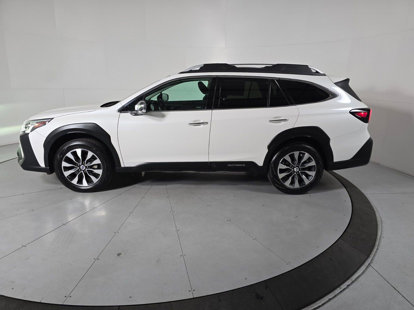 Used 2023 Subaru Outback Touring XT image 2