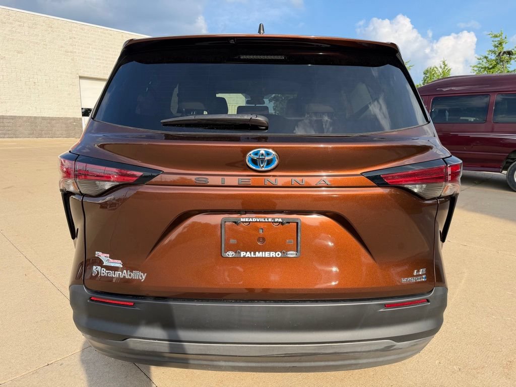 Used 2022 Toyota Sienna LE FWD image 4
