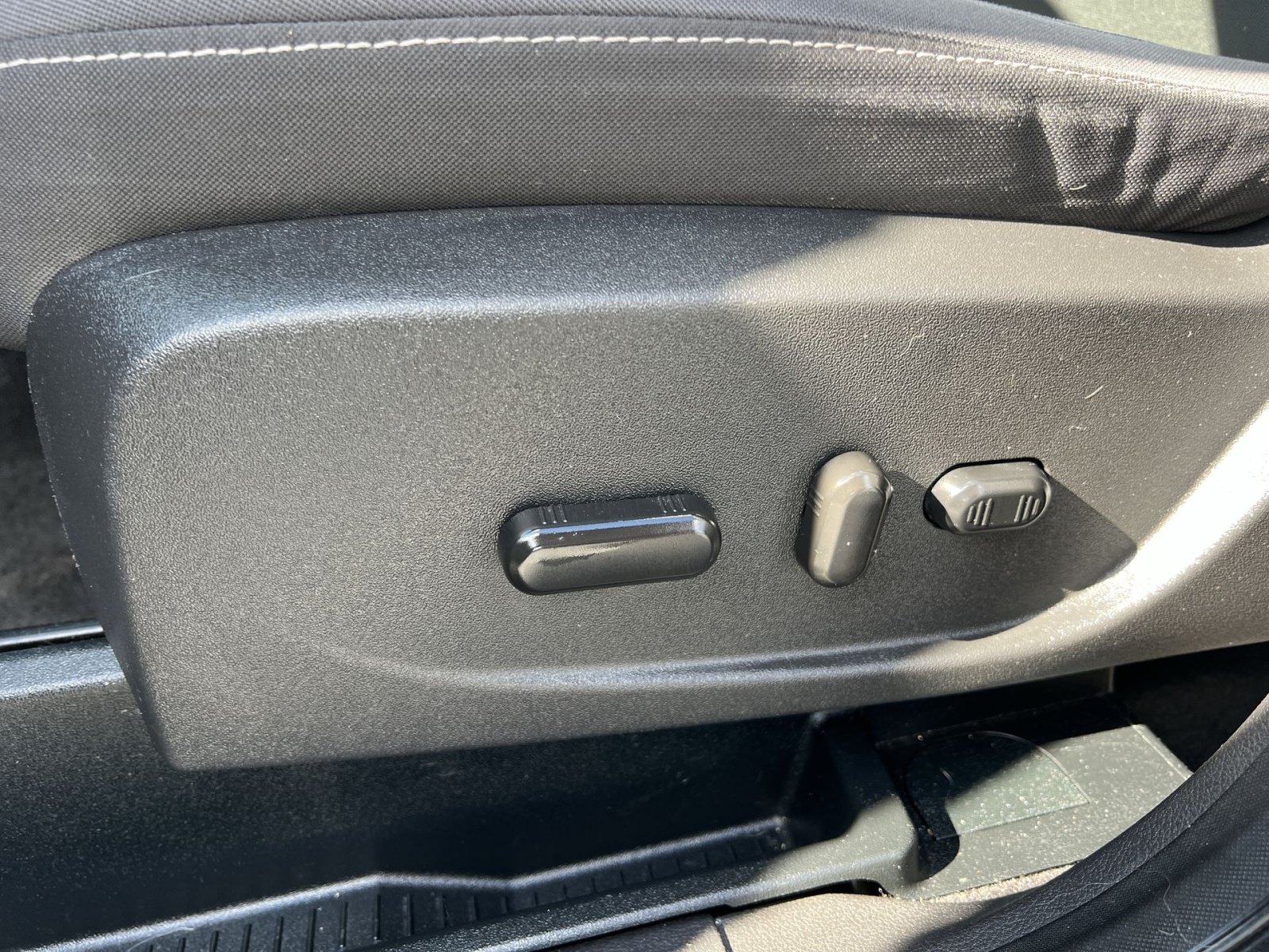Used 2018 Ford Escape SE w/ Ford Safe & Smart Package FWD image 14