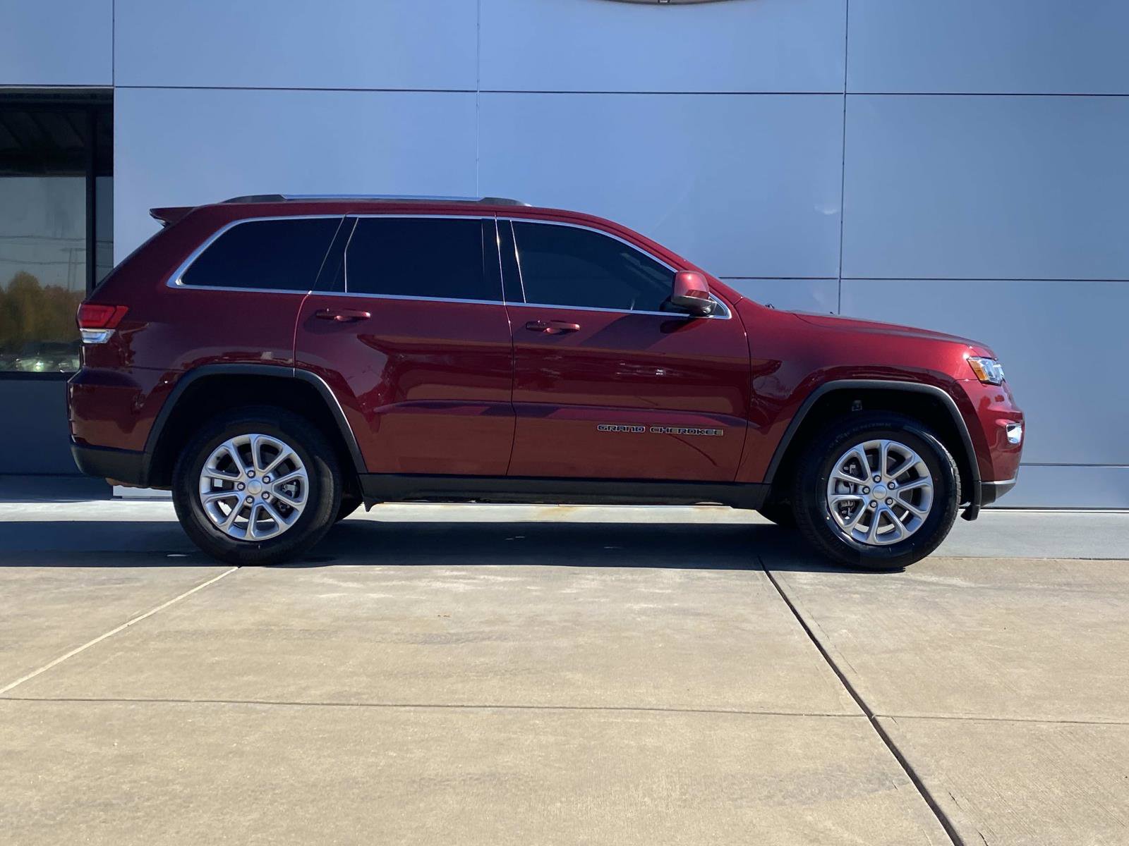 Used 2021 Jeep Grand Cherokee Laredo X image 3