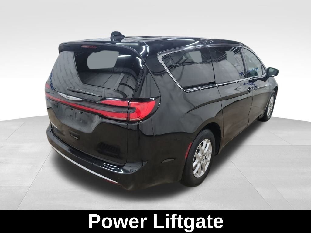 Used 2024 Chrysler Pacifica Touring-L image 8