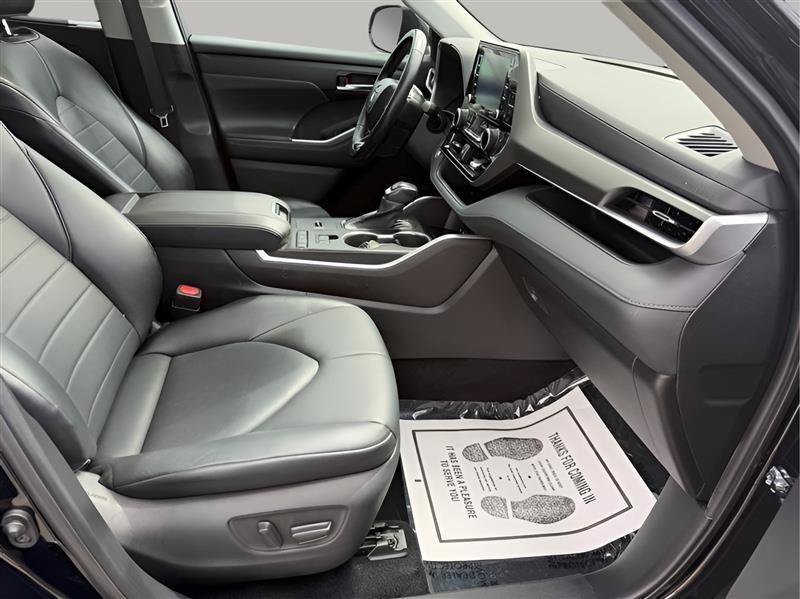 Used 2021 Toyota Highlander XLE FWD image 31