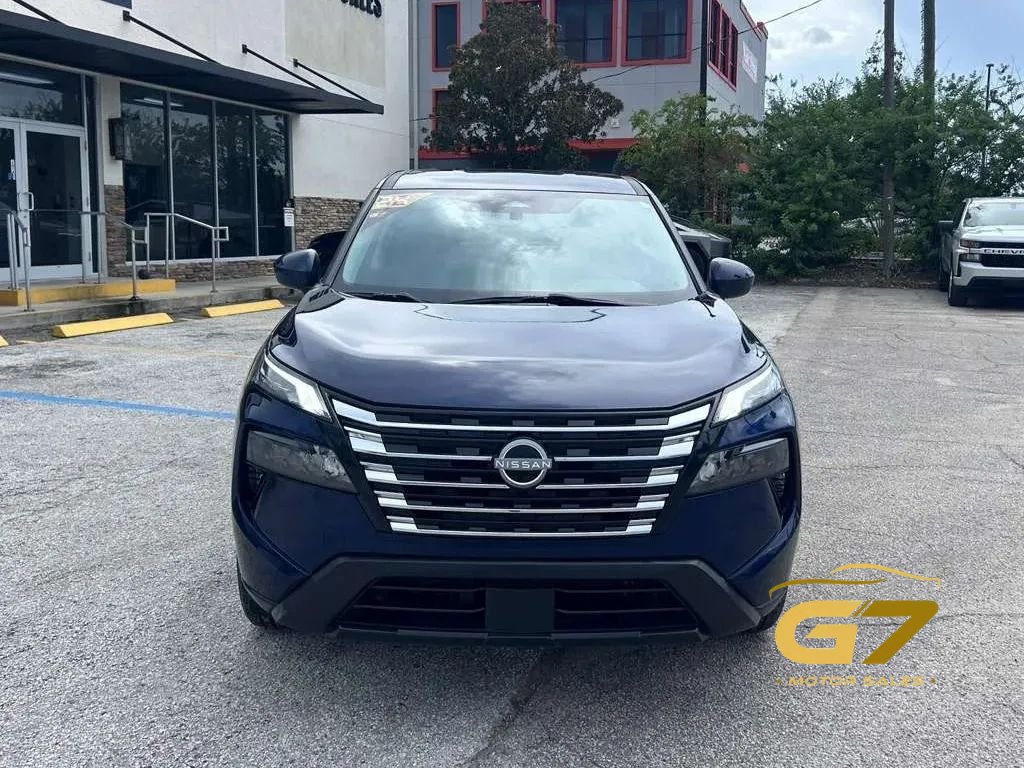 Used 2024 Nissan Rogue SV AWD/4WD image 2