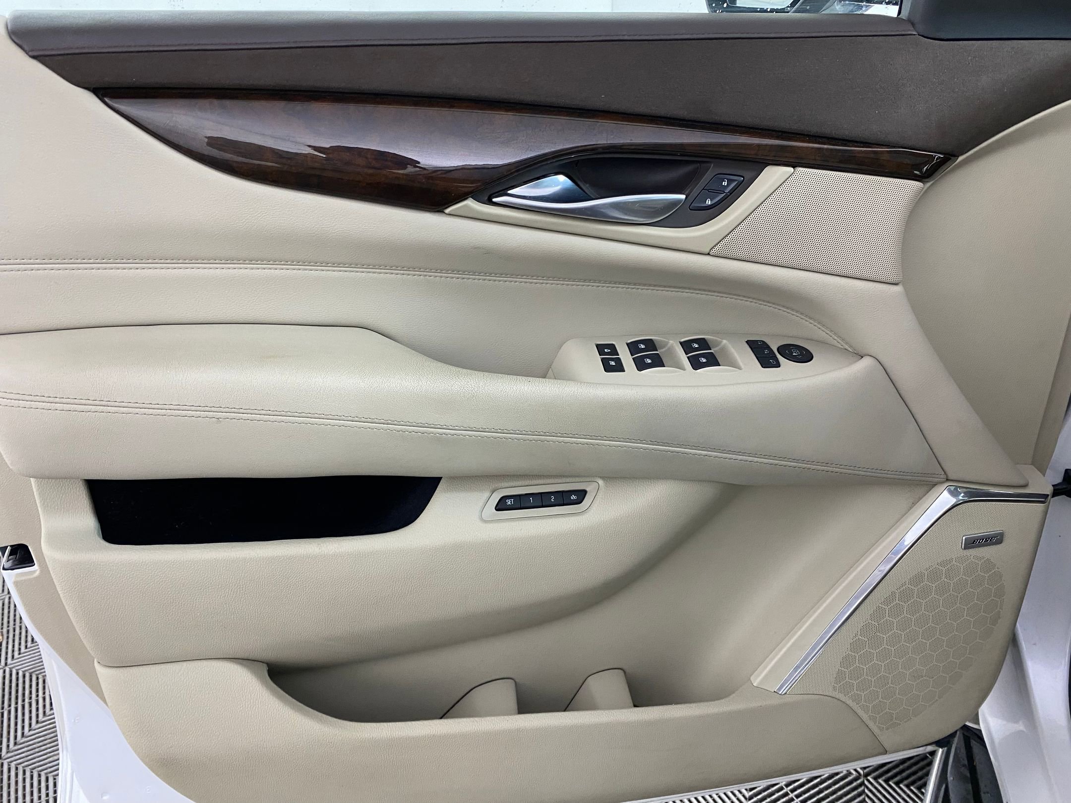 Used 2016 Cadillac Escalade Luxury image 11