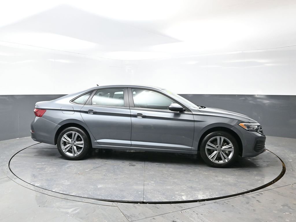 Used 2024 Volkswagen Jetta SE image 2