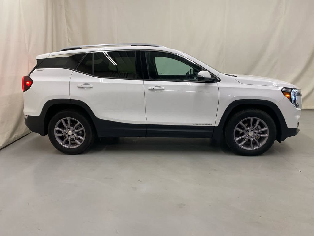 Used 2024 GMC Terrain SLT image 9