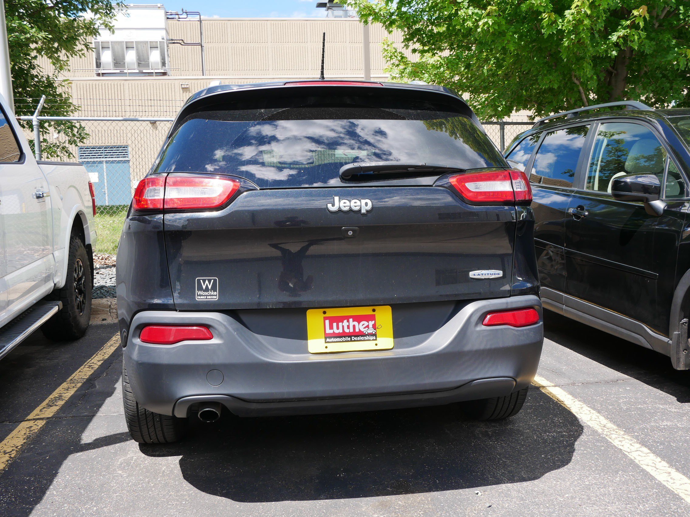 Used 2015 Jeep Cherokee Latitude w/ Cold Weather Group FWD image 4