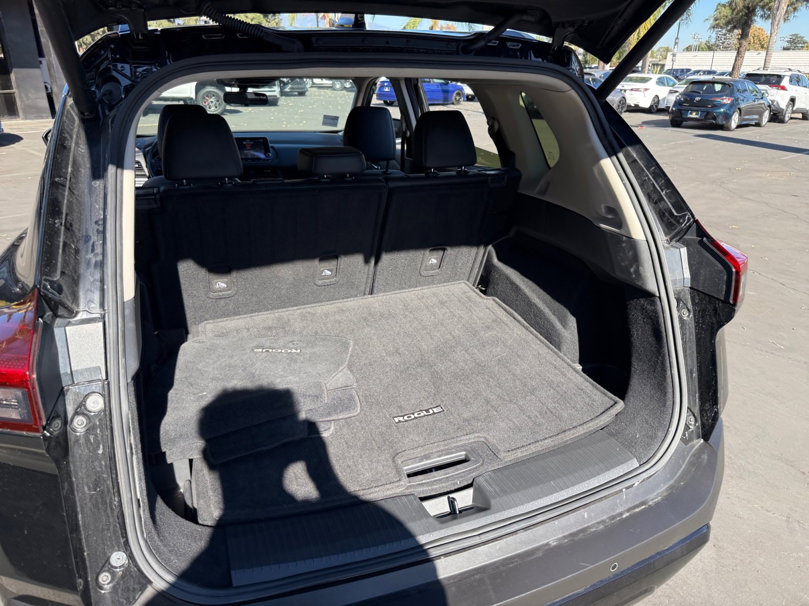 Used 2023 Nissan Rogue SV w/ SV Premium B Package image 21