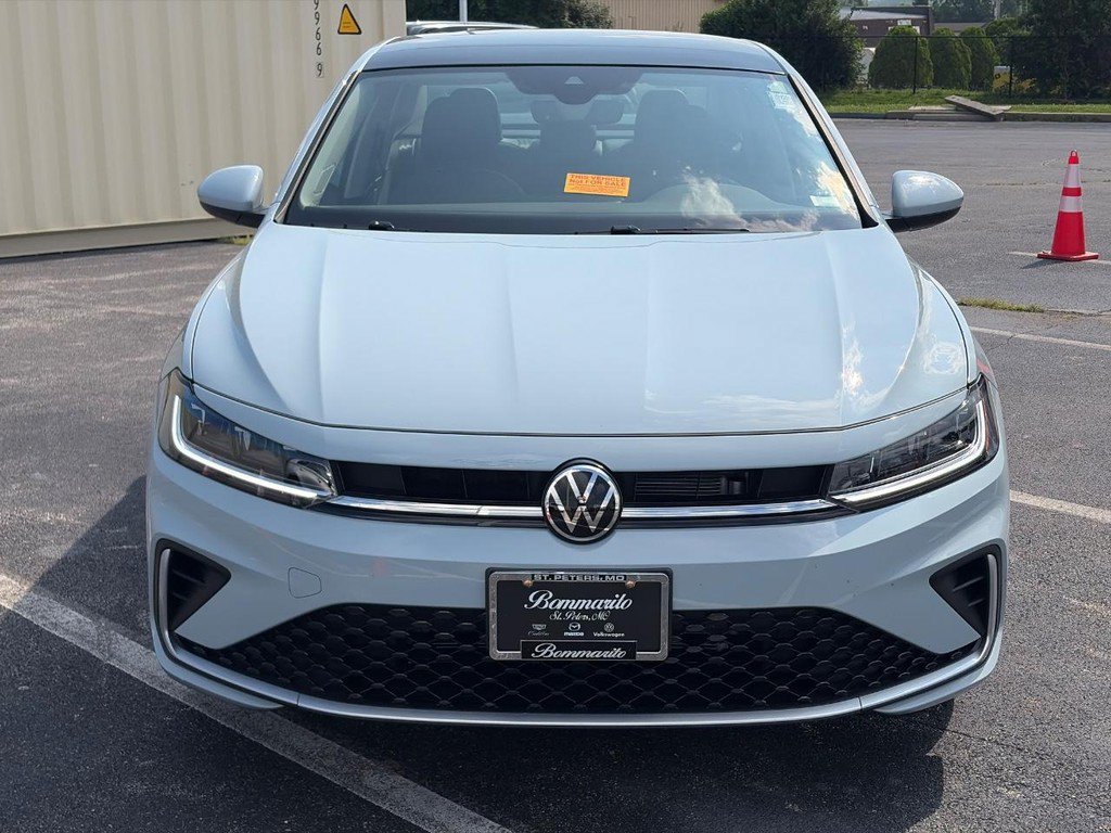 Used 2026 Volkswagen Jetta SE FWD image 2