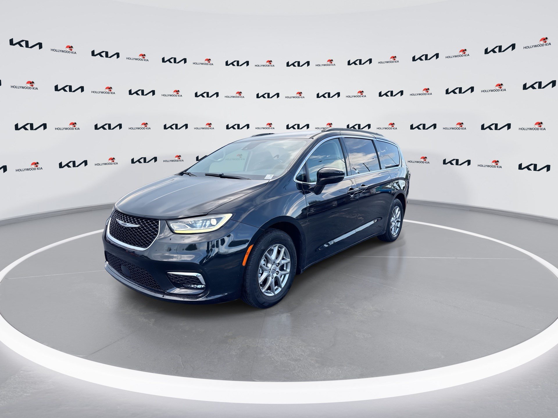 Used 2021 Chrysler Pacifica Touring FWD image 4