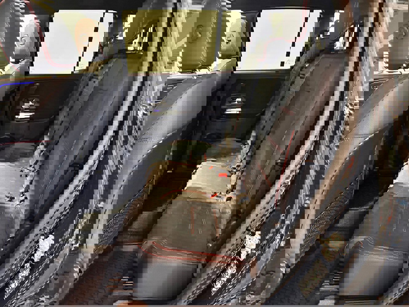 Used 2024 Mercedes-Benz GLB 250 4MATIC image 29