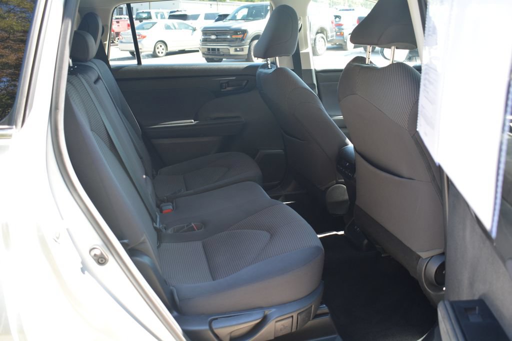 Used 2021 Toyota Highlander LE AWD/4WD image 20
