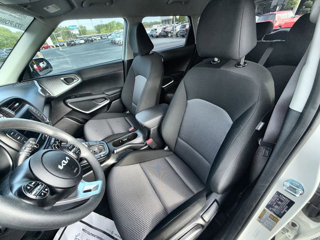 Used 2025 Kia Soul LX w/ LX Technology Package FWD image 11