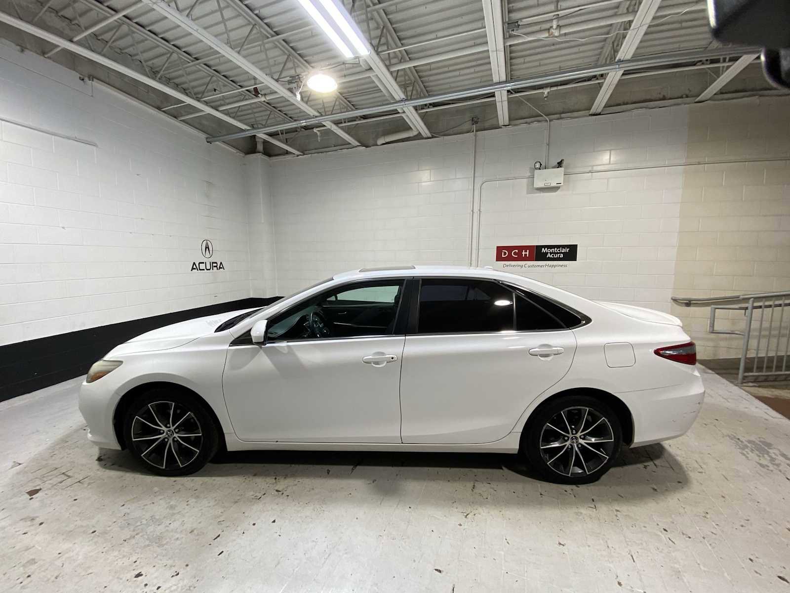 Used 2015 Toyota Camry XSE image 3