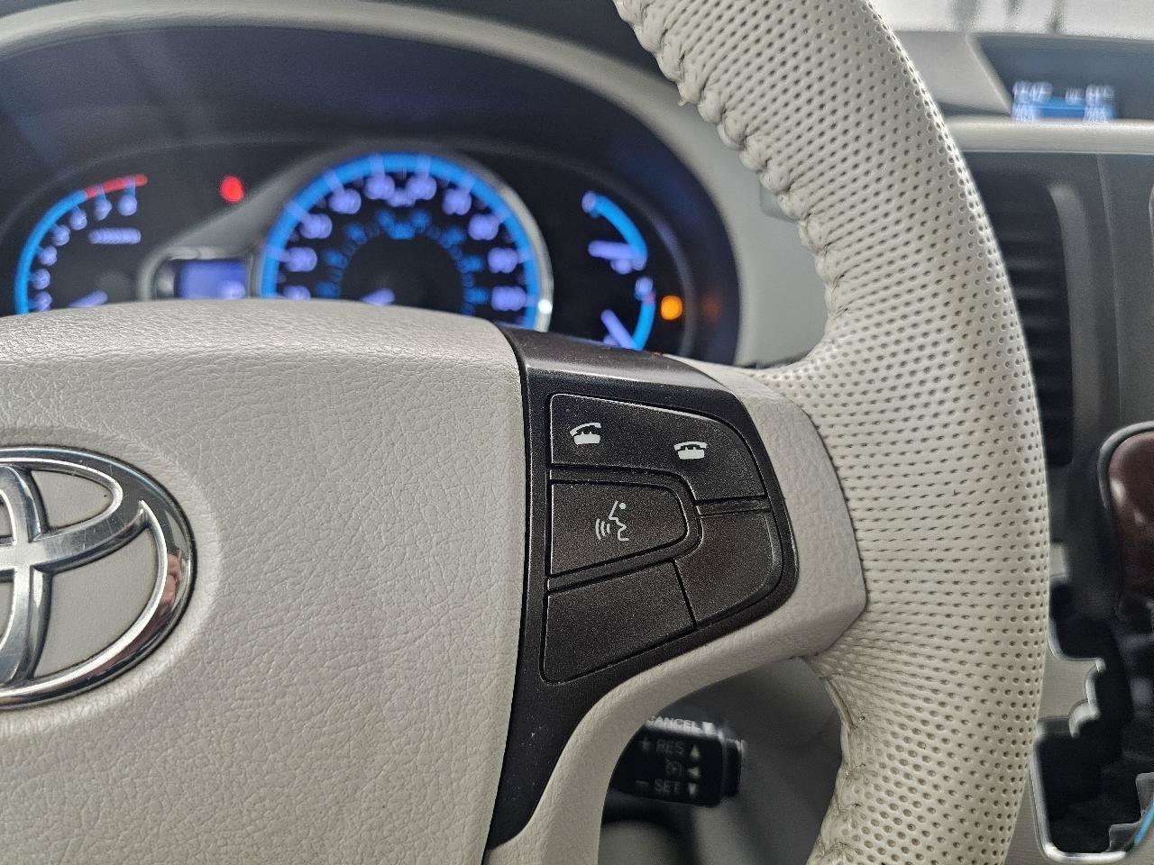 Used 2014 Toyota Sienna XLE AWD/4WD image 16