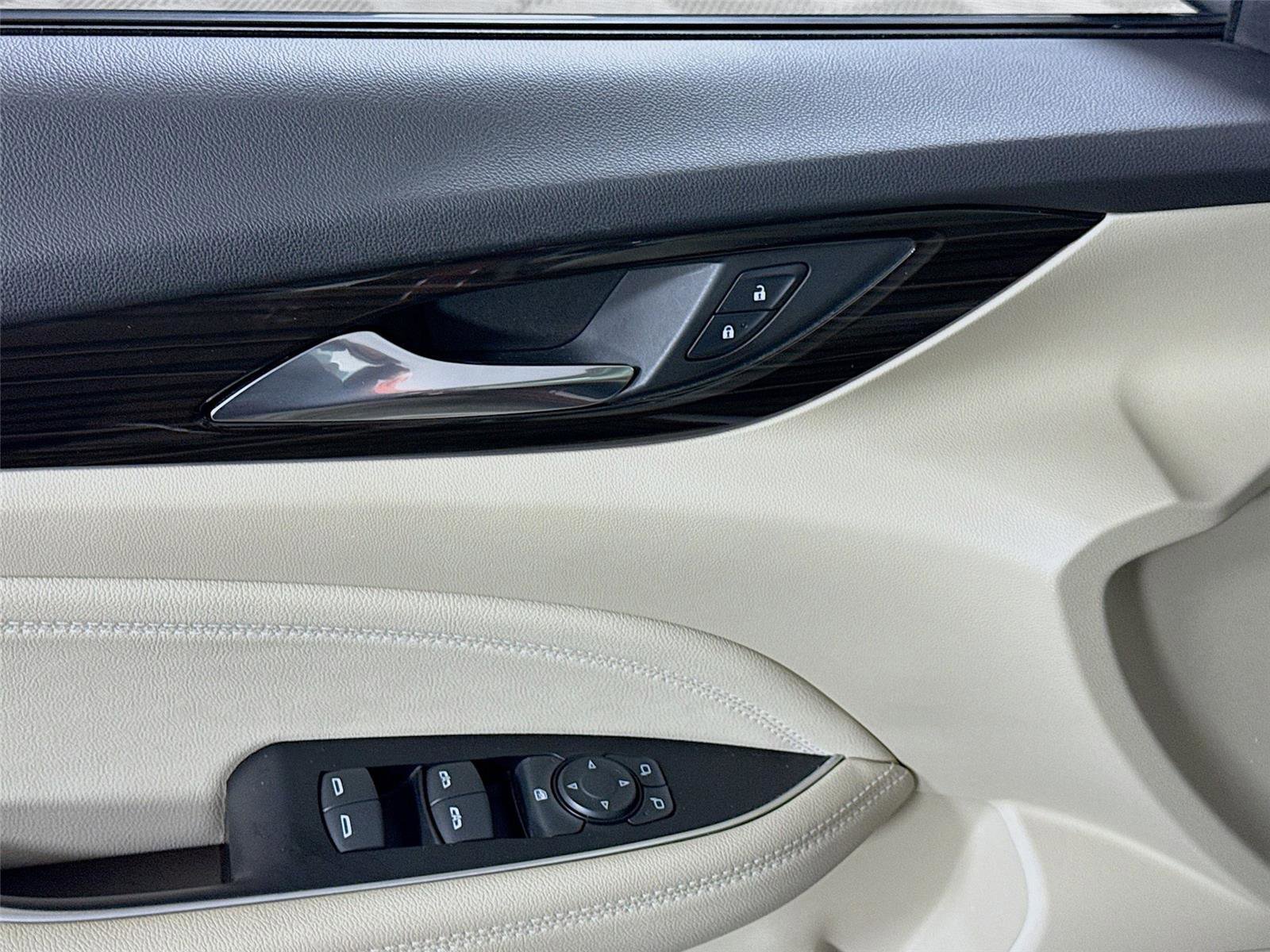 Used 2018 Buick Regal Essence w/ Driver Confidence Package #1 image 12