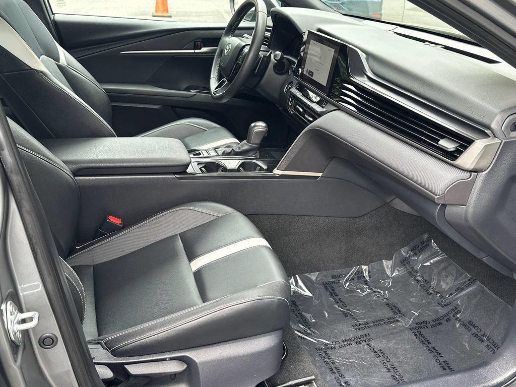 Used 2025 Toyota Camry SE FWD image 5