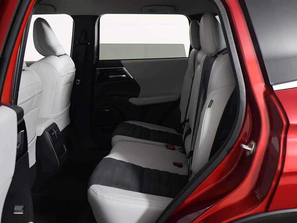 New 2025 Mitsubishi Outlander SE image 31