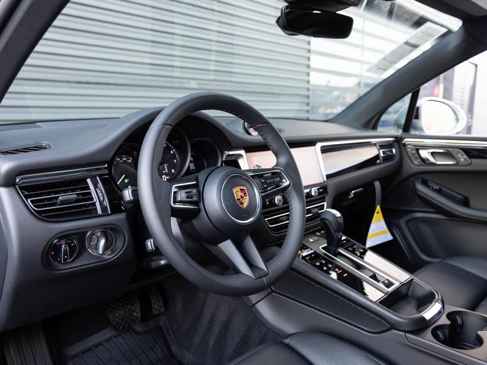 Certified 2026 Porsche Macan AWD/4WD image 4