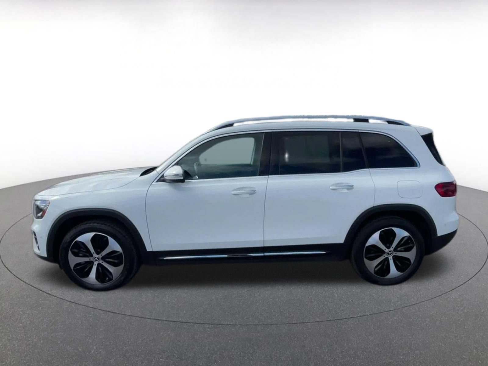 Used 2025 Mercedes-Benz GLB 250 4MATIC image 9