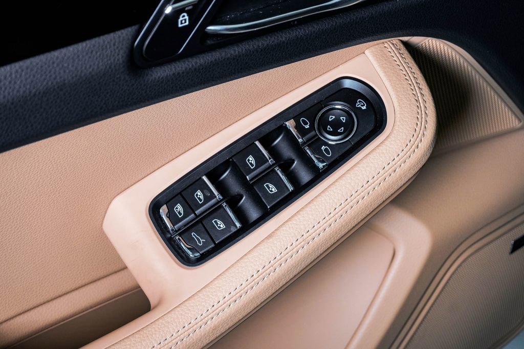 Certified 2025 Porsche Macan image 24