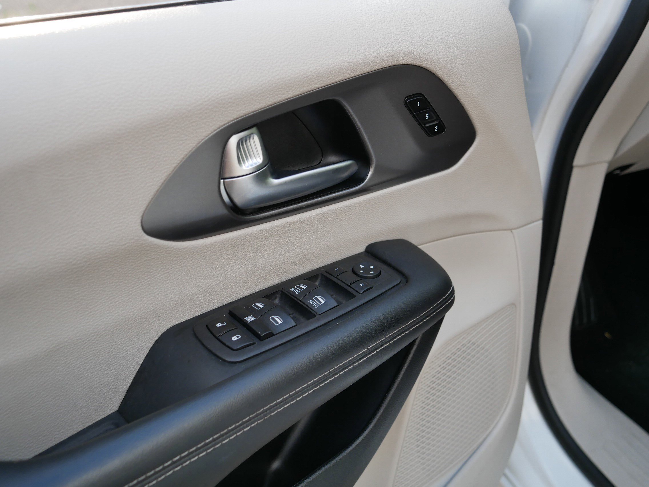 Used 2023 Chrysler Pacifica Touring-L FWD image 19