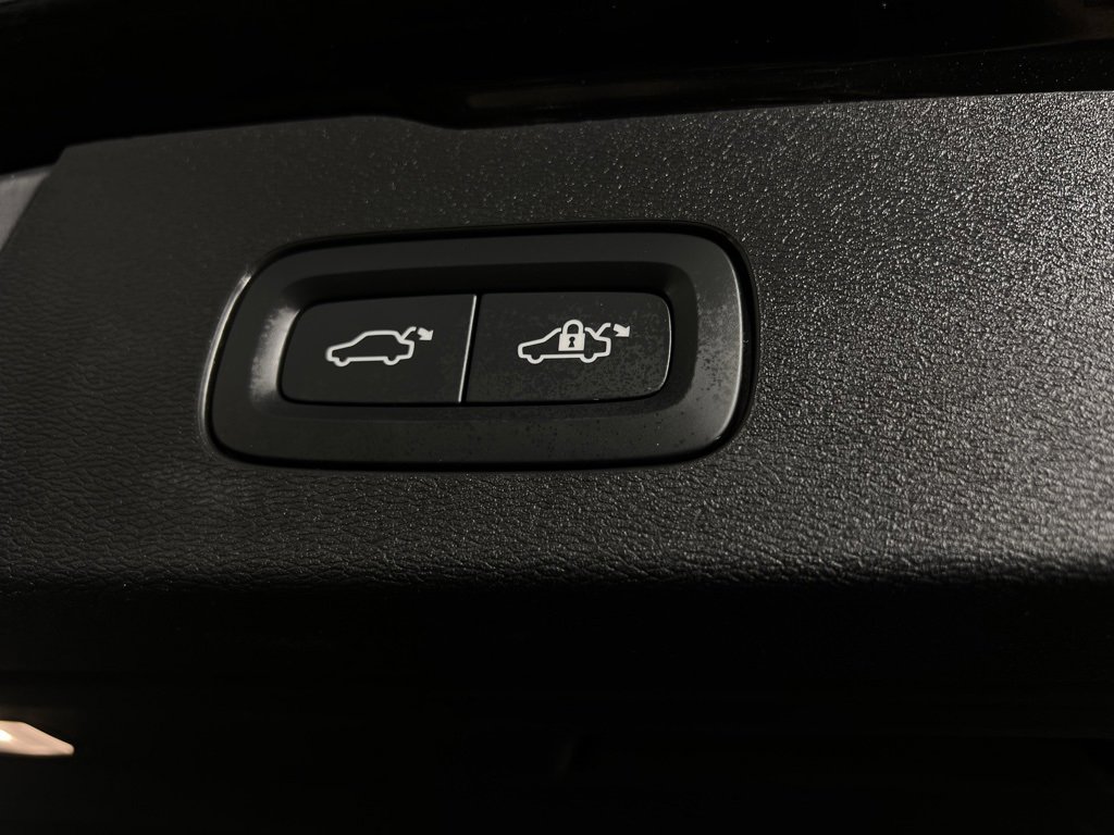 Used 2025 Volvo V60 B5 Cross Country Plus image 28