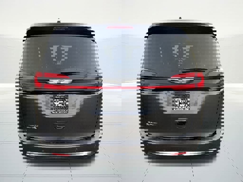 Used 2023 Chrysler Pacifica Touring-L image 4