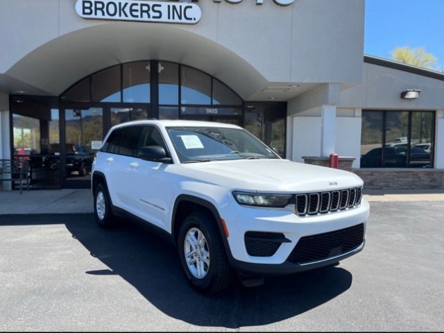 Used 2023 Jeep Grand Cherokee Laredo image 1