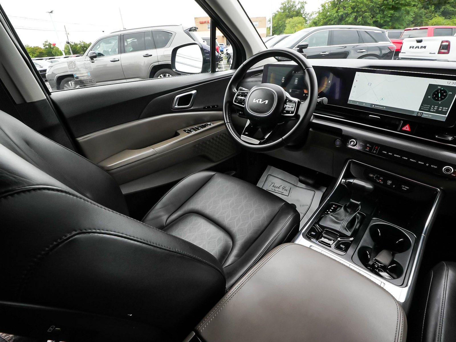 Used 2025 Kia Carnival EX FWD image 49