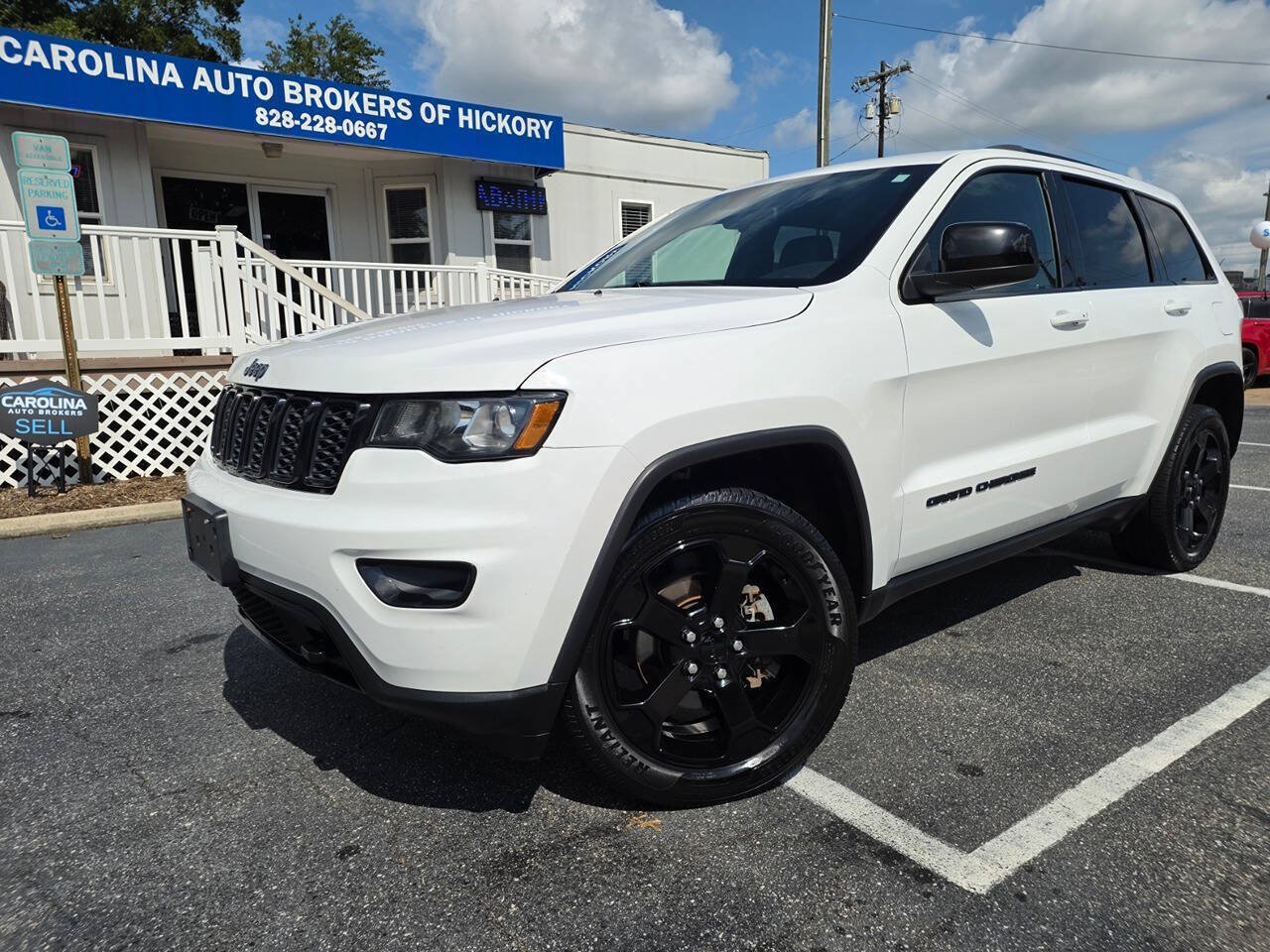 Used 2018 Jeep Grand Cherokee Laredo AWD/4WD image 2