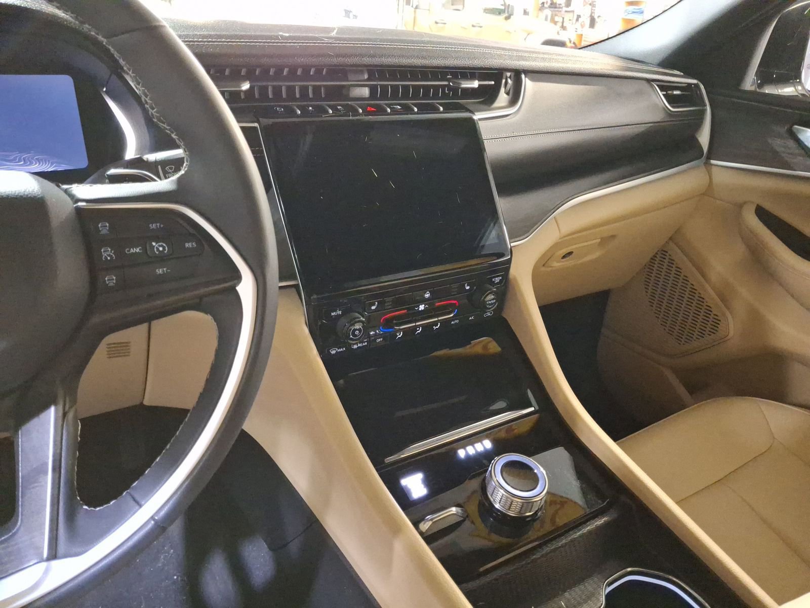 Certified 2024 Jeep Grand Cherokee Limited image 11