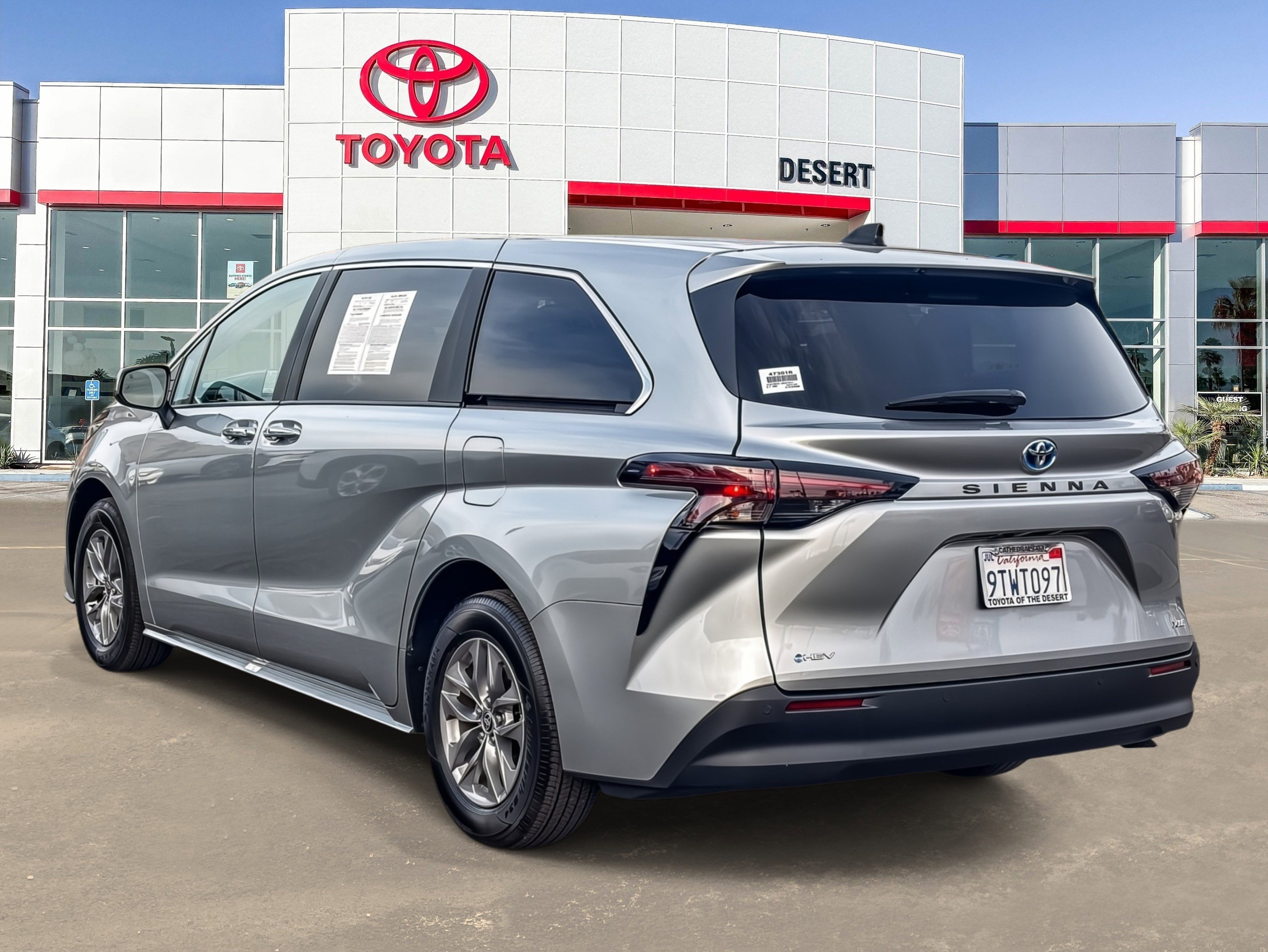 Used 2025 Toyota Sienna XLE image 5
