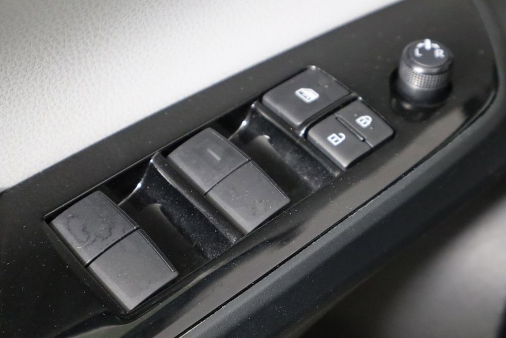 Used 2022 Toyota Prius LE image 19