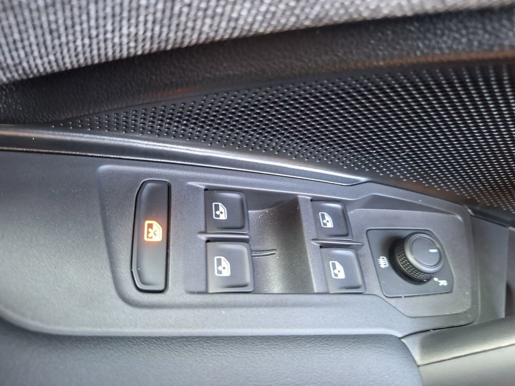 Used 2025 Volkswagen Tiguan S image 19