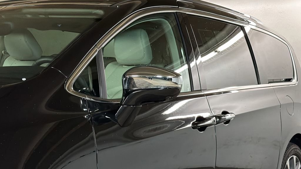 Used 2017 Chrysler Pacifica Limited FWD image 5