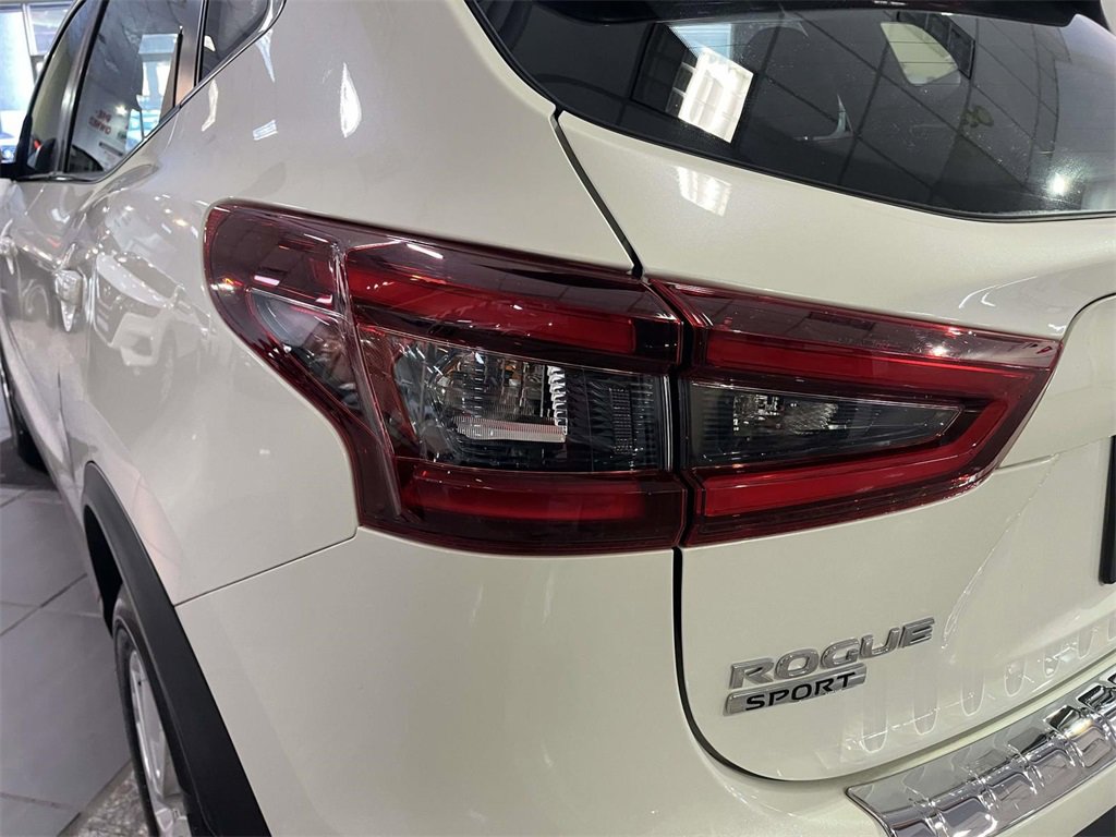 Used 2022 Nissan Rogue Sport SV w/ Technology Package image 12