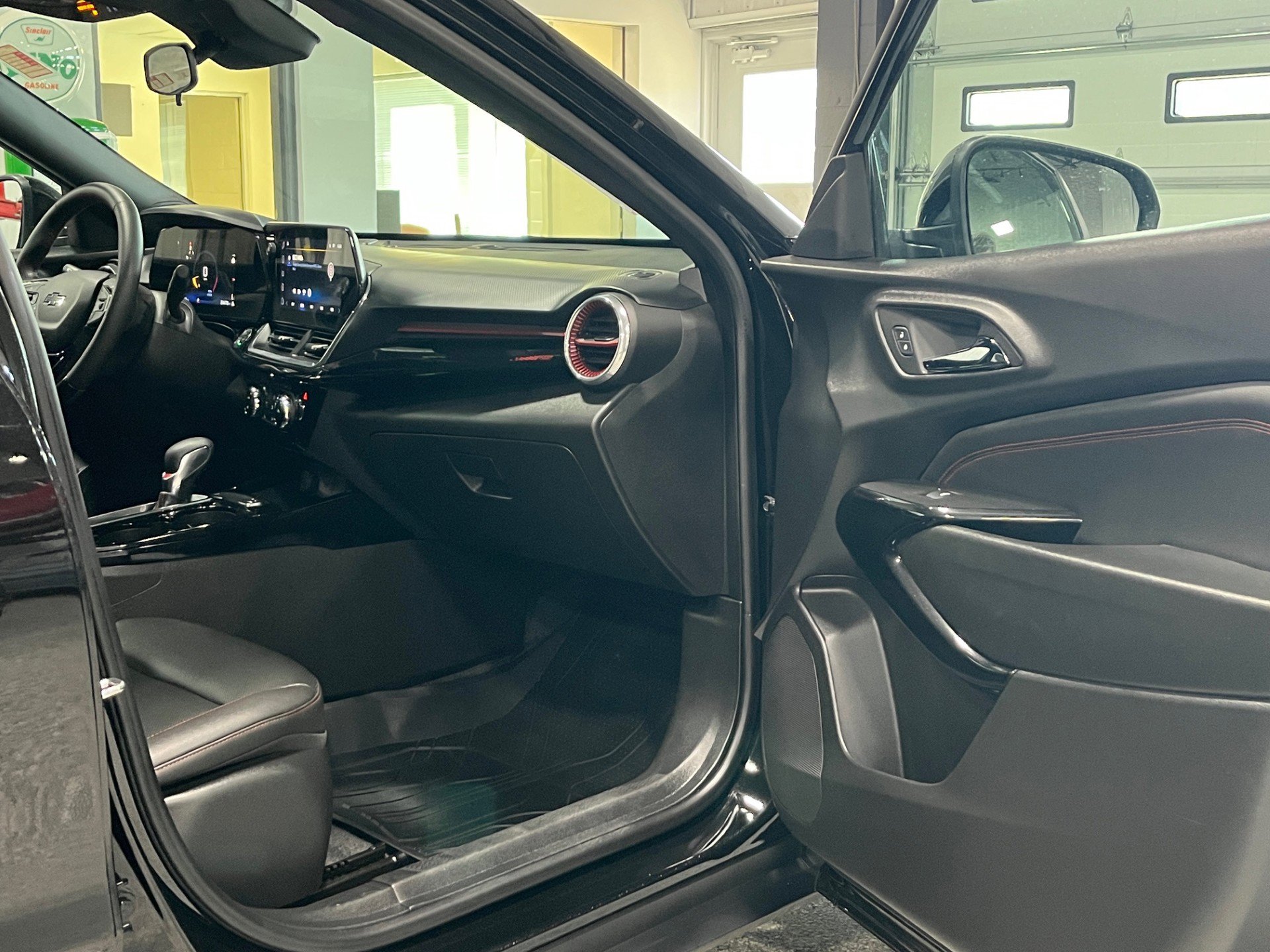 Certified 2024 Chevrolet Trax RS w/ Sunroof Package FWD image 8