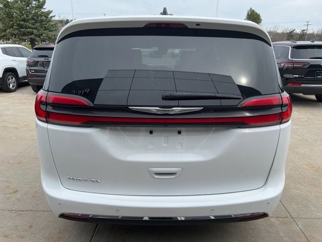 Certified 2024 Chrysler Pacifica Touring-L FWD image 5