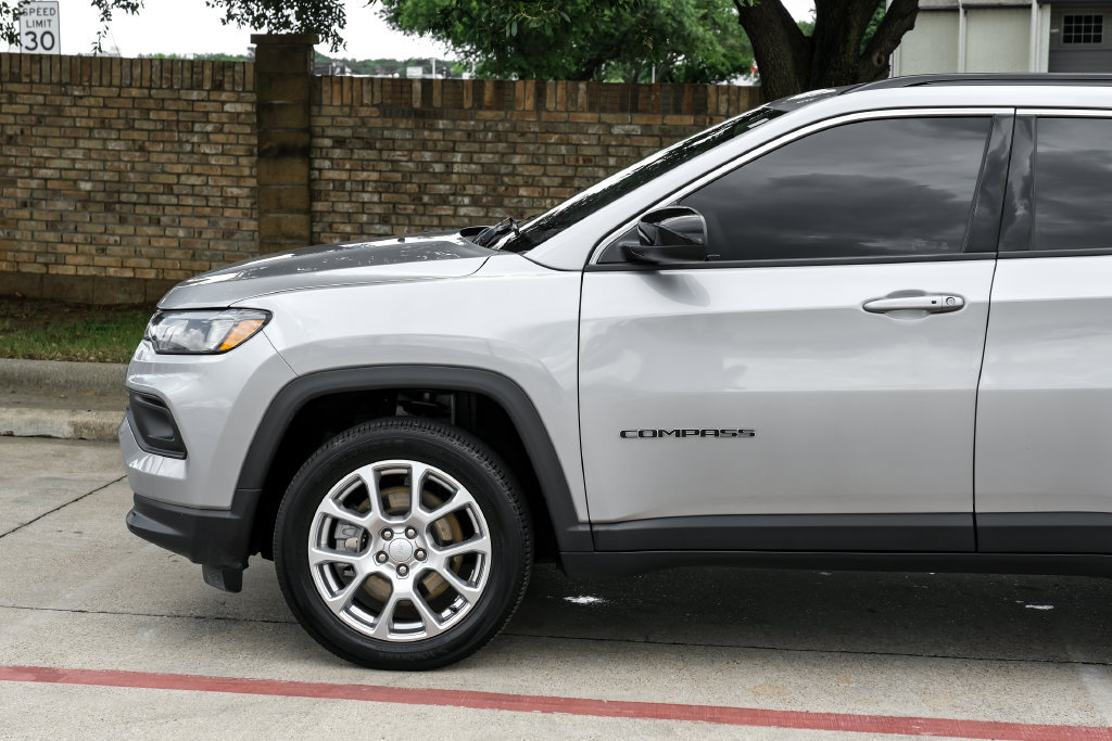 Used 2023 Jeep Compass Latitude AWD/4WD image 21